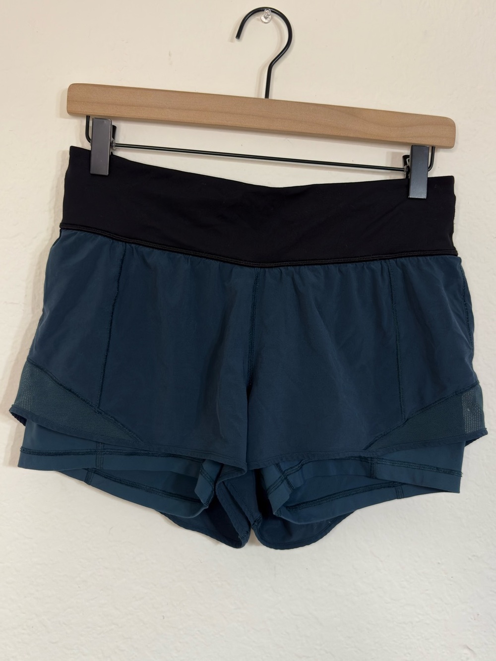 Lululemon Hotty Hot Shorts built in bikers (Naked 4") teal and black size 8